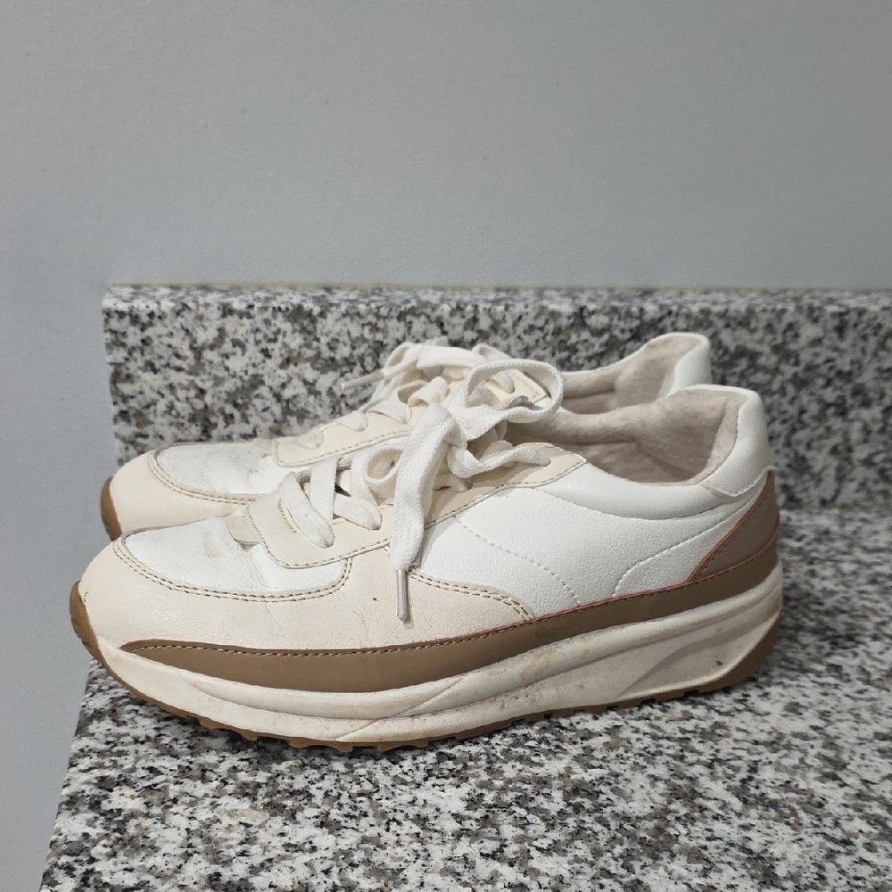 Cushionaire Women's White and Tan Sneakers - Picture 11 of 16